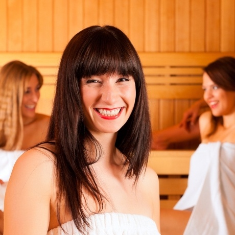 fröhliche junge Frauen in der Sauna